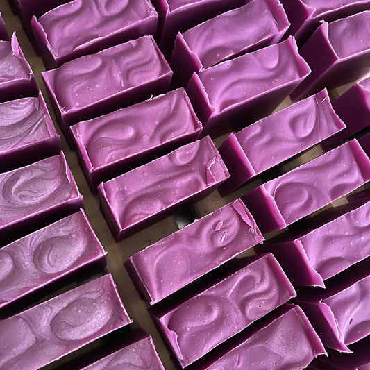 Prune des Fées : La Magie des Fruits et des Épices dans un Savon