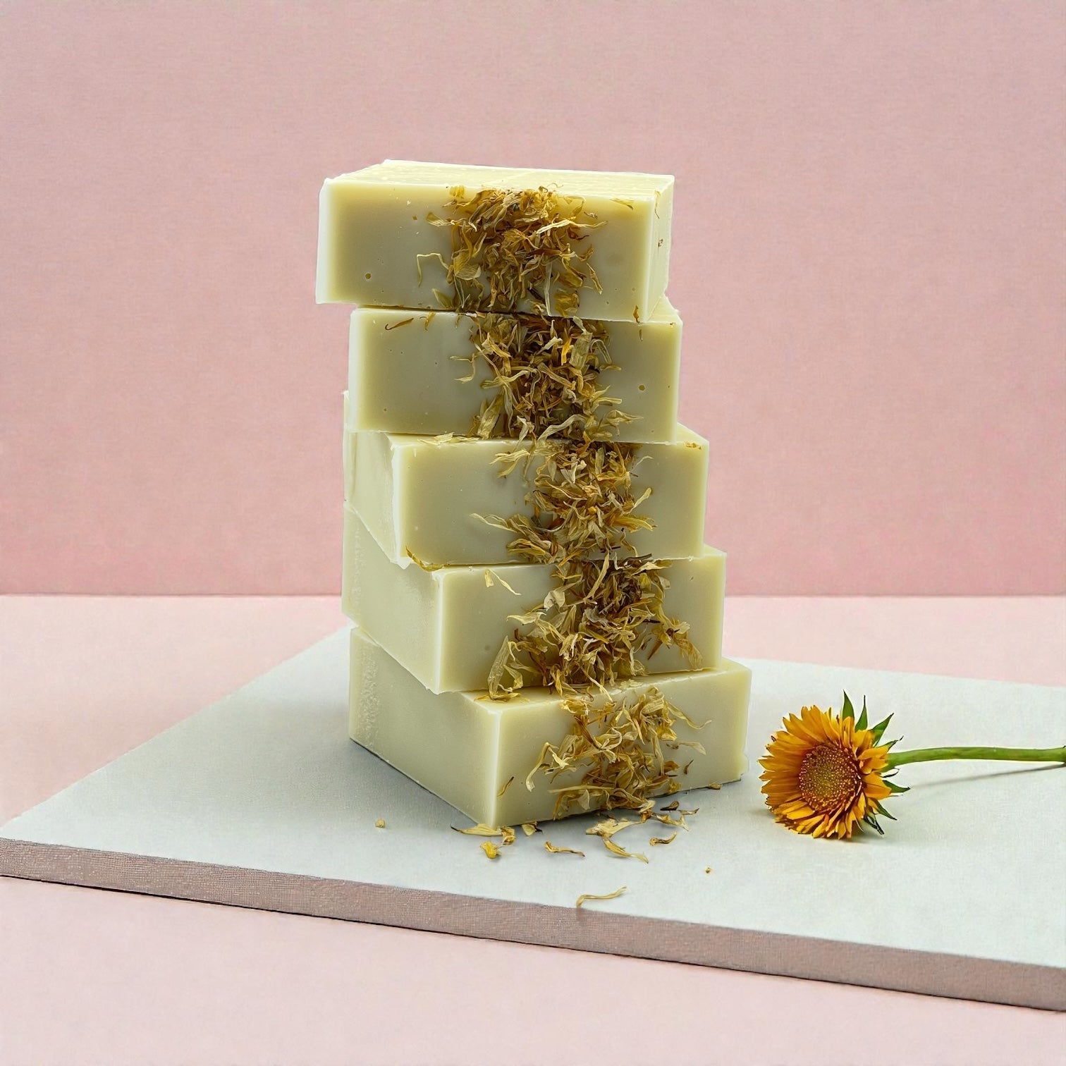 Savon Douceur au Calendula : Le Soin Apaisant à l'Infusion de Fleurs. - QuinteSens