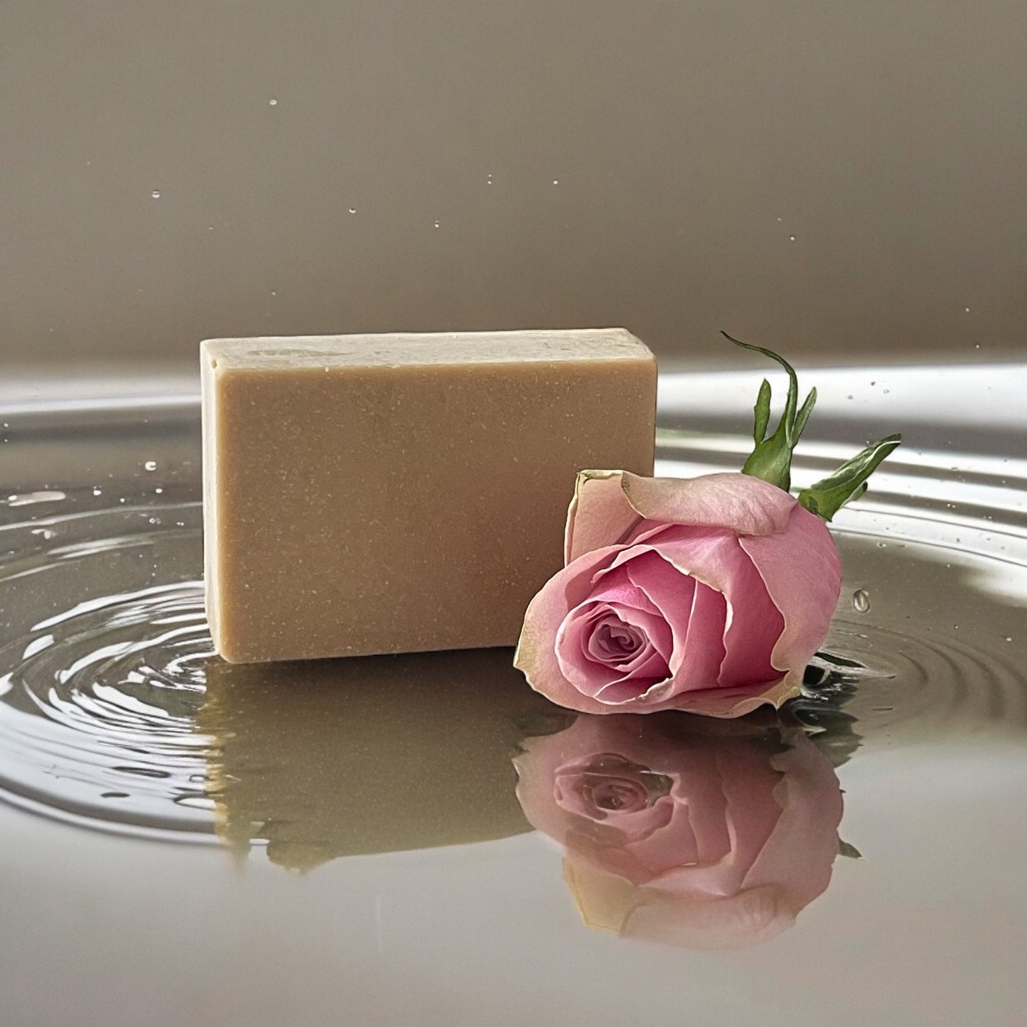 Savon Fleurs de Lotus : Une Évasion Sexy et Moderne en Bord de Mer - QuinteSens